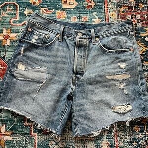LEVIS | 501 Mid-Thigh Light-Wash Distressed Shorts Size 30